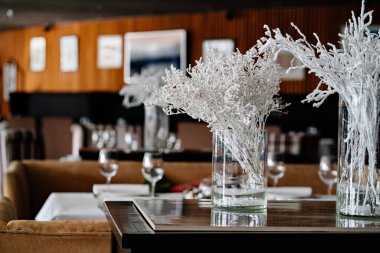 Kurumuş çiçekli vazolar beyaza boyanmış. Orijinal Noel dekoru. 