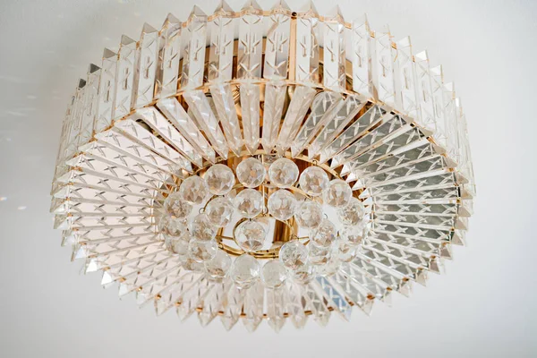 Lustre rond en verre sur le plafond blanc. Éclairage domestique. — Photo