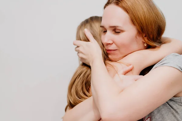 Mutter umarmt und tröstet ihre kleine Tochter. Kinderängste und Wutanfälle. — Stockfoto