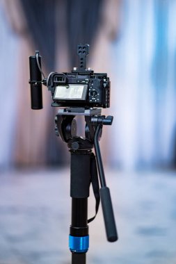 Bir monopod üzerinde video kamera. profesyonel atış..