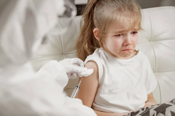 Little girl cries her hurt and scared. injection. Vaccination. — Stock Photo, Image