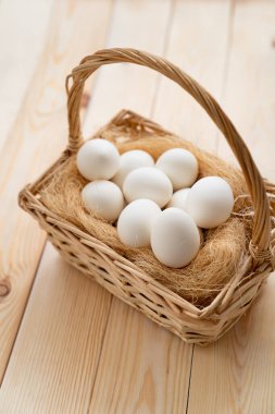 Tahta masaya saçılmış beyaz yumurtalar. 
