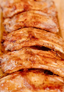 Baharatlı kızarmış domuz pirzolası ve ahşap arka planda.