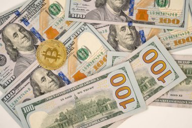 Dolar banknotları üzerinde Bitcoin. Kripto para birimine yatırım yapmak.