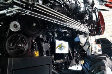 Tarım makinelerinin onarımı için içeriden ve servis monitöründen birleştirin.