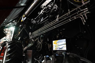 Tarım makinelerinin onarımı için içeriden ve servis monitöründen birleştirin.