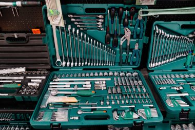Oto tamircileri için enstrüman kutusu. Arabaların ve tarım makinelerinin tamiri.
