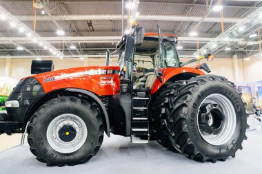 Traktör. CASE Magnum 340. Geniş yakalama birimleri için çok yönlü tarım makinesi. 