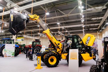 JCB danışma masası. İnşaat ve tarım için sarı mini kazıcı