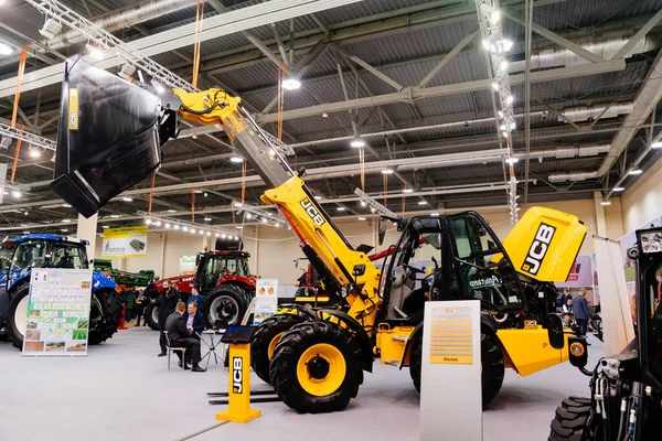 JCB danışma masası. İnşaat ve tarım için sarı mini kazıcı