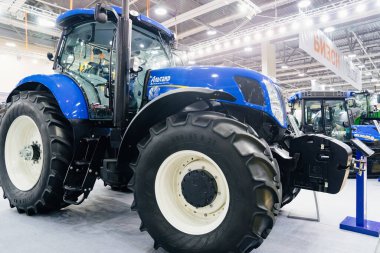 Traktör. CASE Magnum 340. Geniş yakalama birimleri için çok yönlü tarım makinesi. 