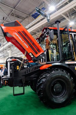 Kirovets K525 tarıma elverişli tarlalar için evrensel tarım çekici