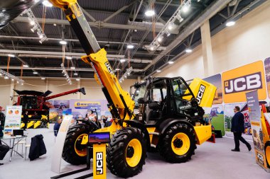 JCB danışma masası. İnşaat ve tarım için sarı mini kazıcı