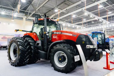 Traktör. CASE Magnum 340. Geniş yakalama birimleri için çok yönlü tarım makinesi. 