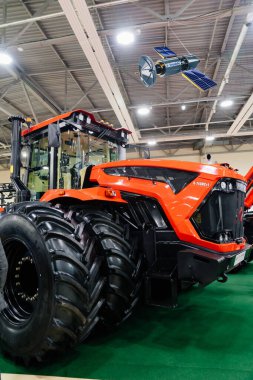 kirovets 742. Genel tarım traktörü, dört çeker. Yıl boyunca kullanılıyor. 