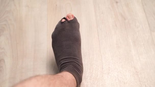 Oude holey sok op het been — Stockvideo