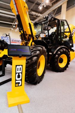 İnşaat ve tarım işleri için JCB bilgi masa.mini kazıcı. Sınırlı alanda kompakt boyutlar kullanılıyor. Güney Rusya Rostov-Don 25.02.2021