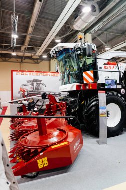 RSM 2650 biçme ve biçme kütlelerini mısır ve diğer kaba cam ürünlere aktarmak için biçme makinesi. Güney Rusya 'nın tarım endüstrisi forumu Rostov-on-Don 25.02.2021