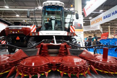 RSM 2650 biçme ve biçme kütlelerini mısır ve diğer kaba cam ürünlere aktarmak için biçme makinesi. Güney Rusya 'nın tarım endüstrisi forumu Rostov-on-Don 25.02.2021