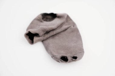 Beyaz arka planda eski bir çorap. Yoksulluk.