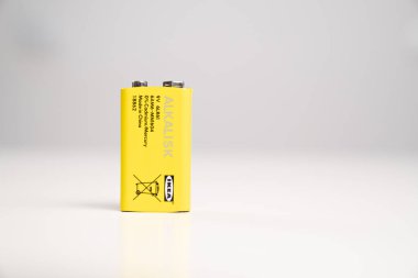 Beyaz arkaplanda IKEA yazılı alkali 9V pil sarı renk