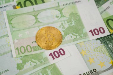 Euro banknotları üzerinde Bitcoin. Kripto para birimine yatırım yapmak.