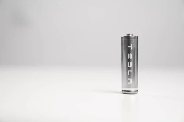 Άλας μπαταρίας 18650 Li-ion ασημί, αλκαλικό με γραπτή TESLA σε λευκό φόντο — Φωτογραφία Αρχείου