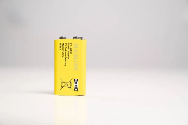 Αλκαλικό κίτρινο χρώμα μπαταρίας 9V με γραπτή λέξη IKEA σε λευκό φόντο — Φωτογραφία Αρχείου