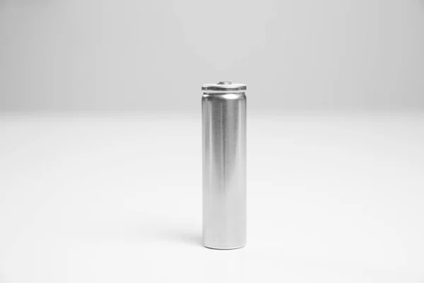 AA plata batería sal y alcalina sobre fondo blanco. —  Fotos de Stock