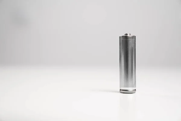 18650 Літій-іонна срібна батарея сіль та лужна на білому тлі . — стокове фото