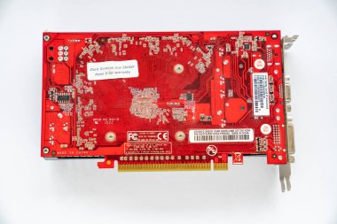 Beyaz arka planda grafik kartı. depolanan grafik resmini dönüştüren aygıt 