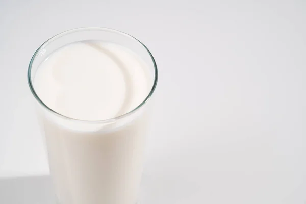 Szklankę mleka na białym tle. Miejsce napisania. — Zdjęcie stockowe