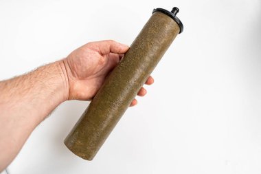 Beyaz arka planda kirli filtre mermisi içme suyu. Kirlilik. 