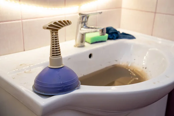 Sink with dirty water because of the blockage. — Stock Photo, Image