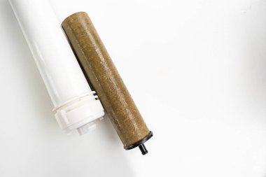 Beyaz arka planda kirli filtre mermisi içme suyu. Kirlilik. 