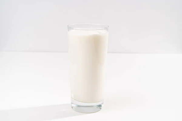 Un verre de lait sur fond blanc. Lieu de l'inscription. — Photo