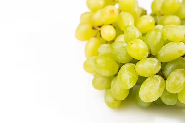 Dojrzałe zielone winogrona na białym tle. Gospodarstwa ekologiczne produkty — Zdjęcie stockowe