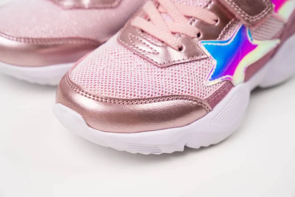 Fragmento rosa zapatillas brillantes. Elegantes zapatos brillantes de moda para niñas —  Fotos de Stock