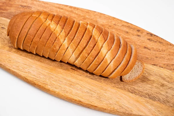 Rebanadas en trozos de pan en una tabla de cortar de madera. —  Fotos de Stock