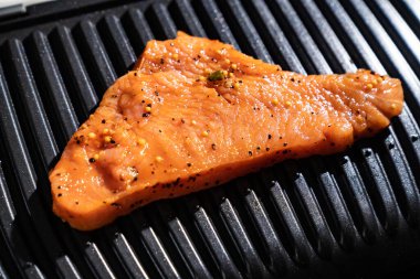 Et elektrikli ızgarada pişirilir.