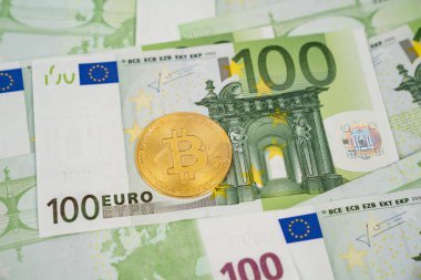 Euro banknotları üzerinde Bitcoin. Kripto para birimine yatırım yapmak.