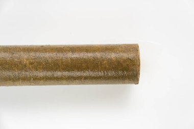 Beyaz arka planda kirli filtre mermisi içme suyu. Kirlilik. 