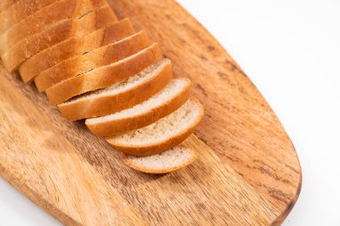 Tahta kesme tahtasının üzerinde dilimlenmiş ekmek parçaları.. 