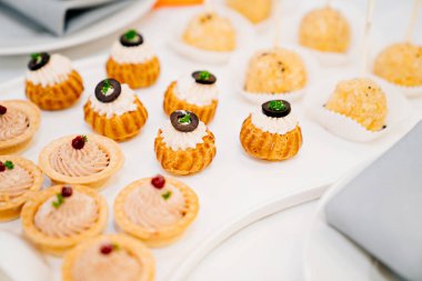 Kanepeler. Uygun bir açık büfe yemeği. Festivalde küçük sandviçler. 