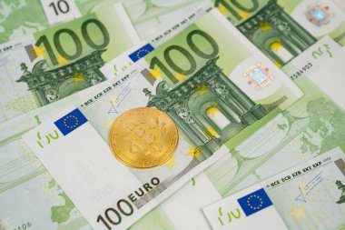 Euro banknotları üzerinde Bitcoin. Kripto para birimine yatırım yapmak.