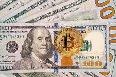 Dolar banknotları üzerinde Bitcoin. Kripto para birimine yatırım yapmak.