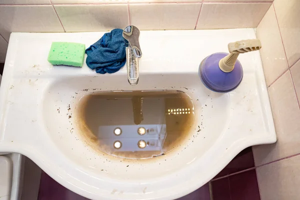 Sink with dirty water because of the blockage. — Stock Photo, Image