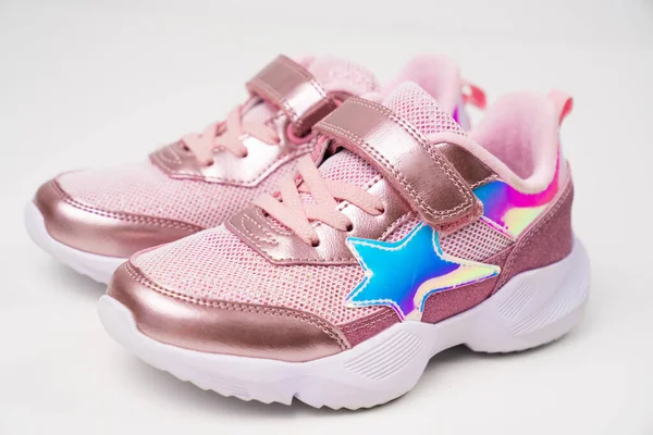 핑크 빛빛나는 운동화. 소녀들을 위한 세련 된 밝은 신발 — 스톡 사진