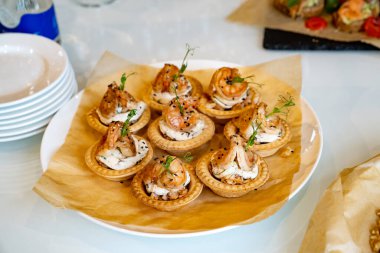 Karidesli kanepeler. Açık büfeye uygun. Festivalde küçük sandviçler. 