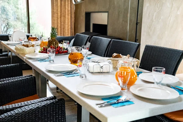 Servindo uma mesa de banquetes em um restaurante ou em casa para umas férias. — Fotografia de Stock